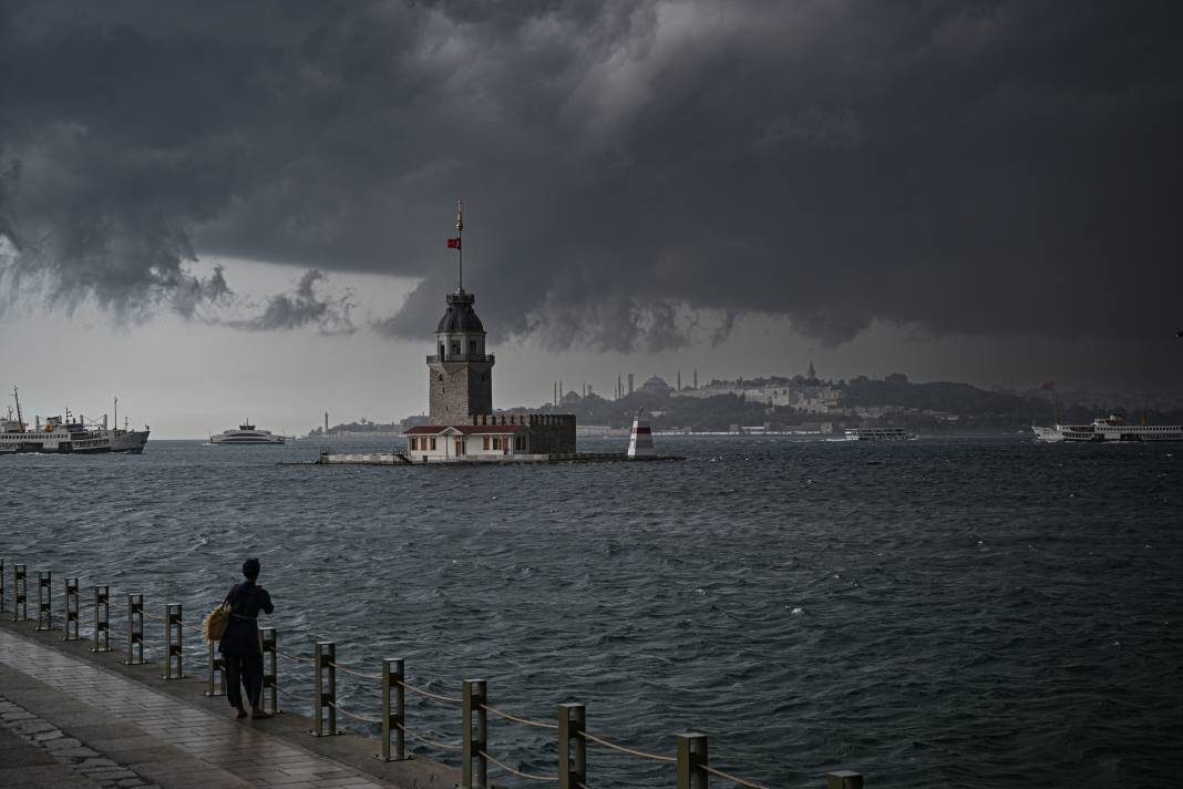 İstanbul'da sağanak hayatı felç etti! Araçlar sular altında kaldı 63